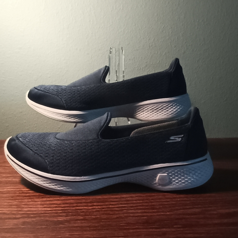 Skechers Women's Go Walk 4 Pursuit Walking Shoe Size 11B Navy Mesh